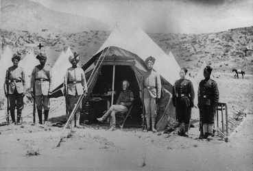 General Roberts mit seinen einheimischen Ordonnanzen im kleinen Zelt während des Zweiten Afghanischen Krieges, 1878-80